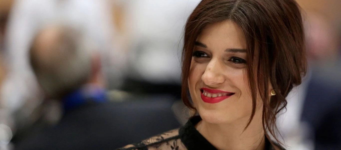 Η Νοτοπούλου ποζάρει... και το Twitter την «τρολάρει»!